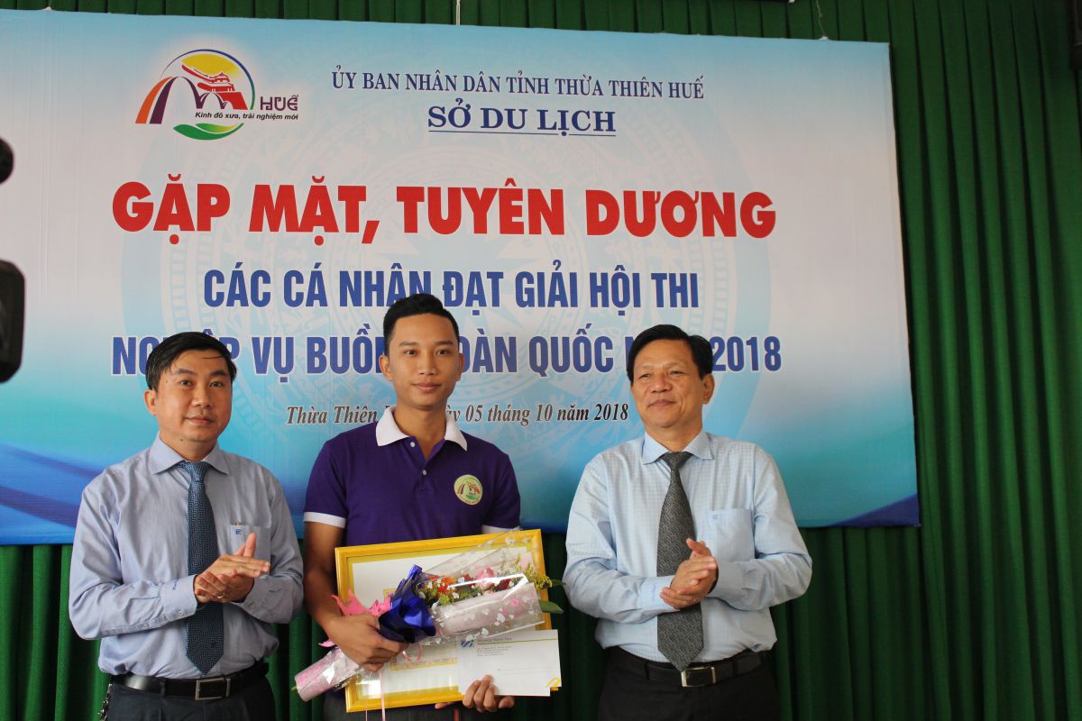 Thí sinh Trần Nhật Minh, nhân viên khách sạn Mondial Huế đã giành giải khuyến khích.